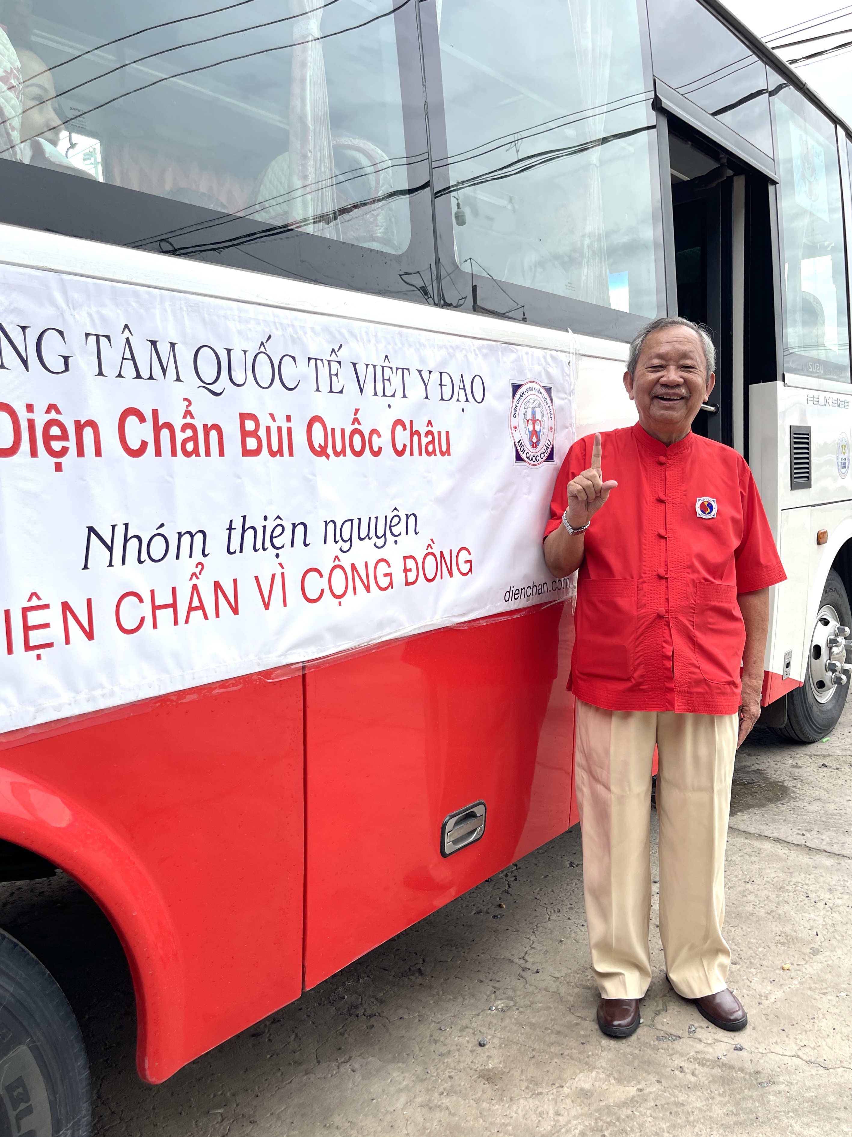 Thầy Bùi Quốc Châu đồng hành thiện nguyện
